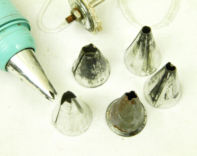 Vintage French Metal Piping Icing Funnel / Kichenalia / French Decor / Cottage / Retro Home Interior / Kitchenware / Country kitchen Cake