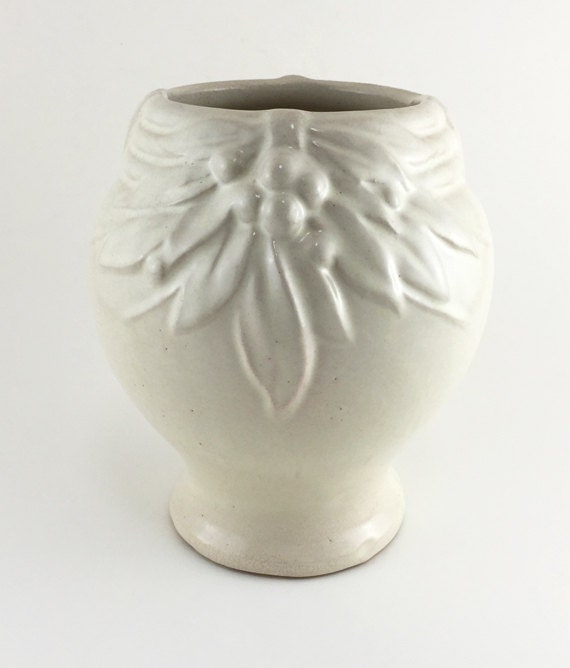 1930s Mccoy White Leaves And Berries Vase