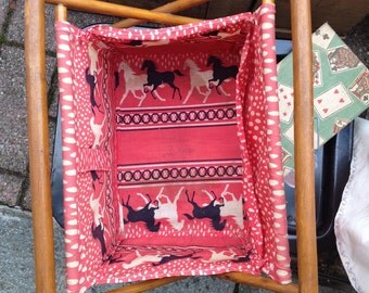 Antico cestino per contenere gomitoli di lana. Tipicamente francese. Condizioni vintage bel tessuto originale rosso cavalli bianchi e neri.