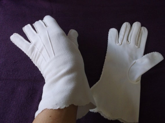 Vintage Ladies White Gloves Wrist Length Stitching on back