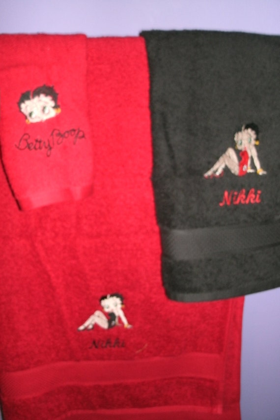 Betty Boop Side Pose Personalized Bath towel by CressCreations