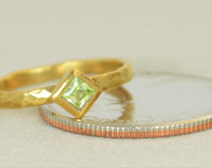 Square Peridot Ring, Peridot Gold Ring, August's Birthstone Ring, Square Stone Mothers Ring, Square Stone Ring, Peridot Ring