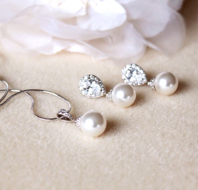 Wedding Gift Set Bridesmaid Gift Jewelry Set Pearl Bridal Jewelry Set Swarovski Pearl earrings and Necklace Set Wedding Jewelry