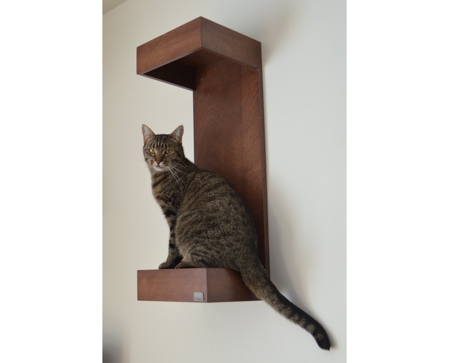 Cshaped shelf cat wall perch by HUVE collection