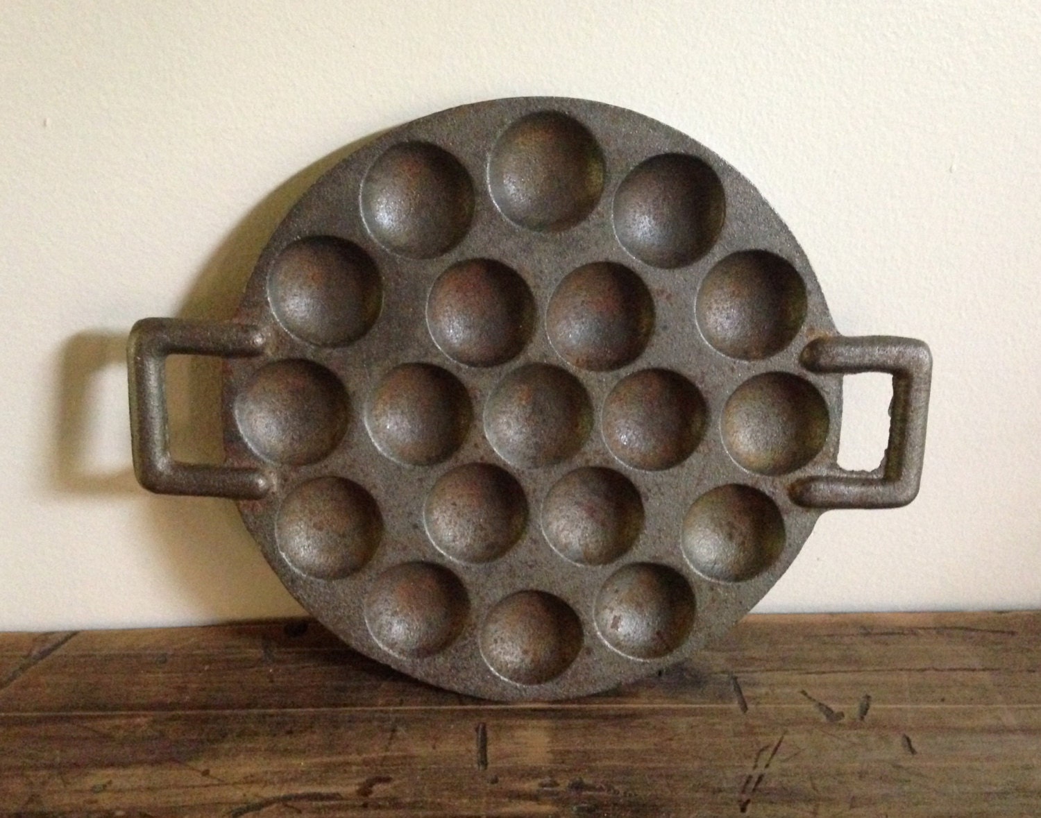 Rare Antique Rustic Cast Iron Round Muffin/Biscuit Pan for 19