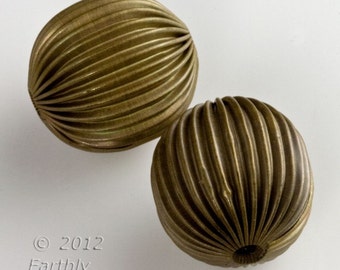Vintage corrugated hollow brass melon beads. 20mm. Sold individually. b18-0406(e)