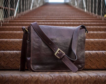 Mens Brown Medium Leather Messenger bag/Shoulder Bag - The Stranger