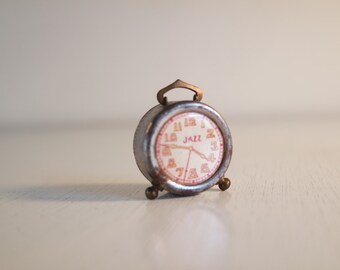 Vintage 30 pencil sharpener in the shape of an old alarm clock