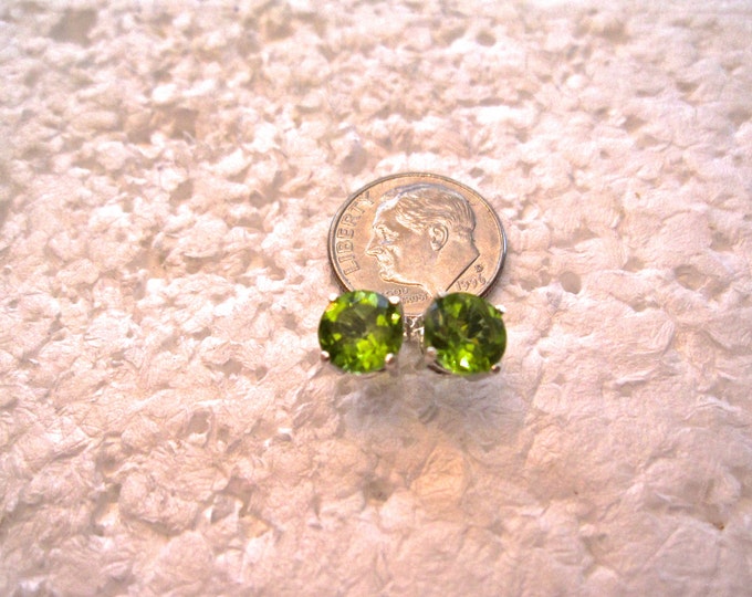 Peridot Stud Earrings, 7mm Round, Natural, Set in Sterling Silver E870