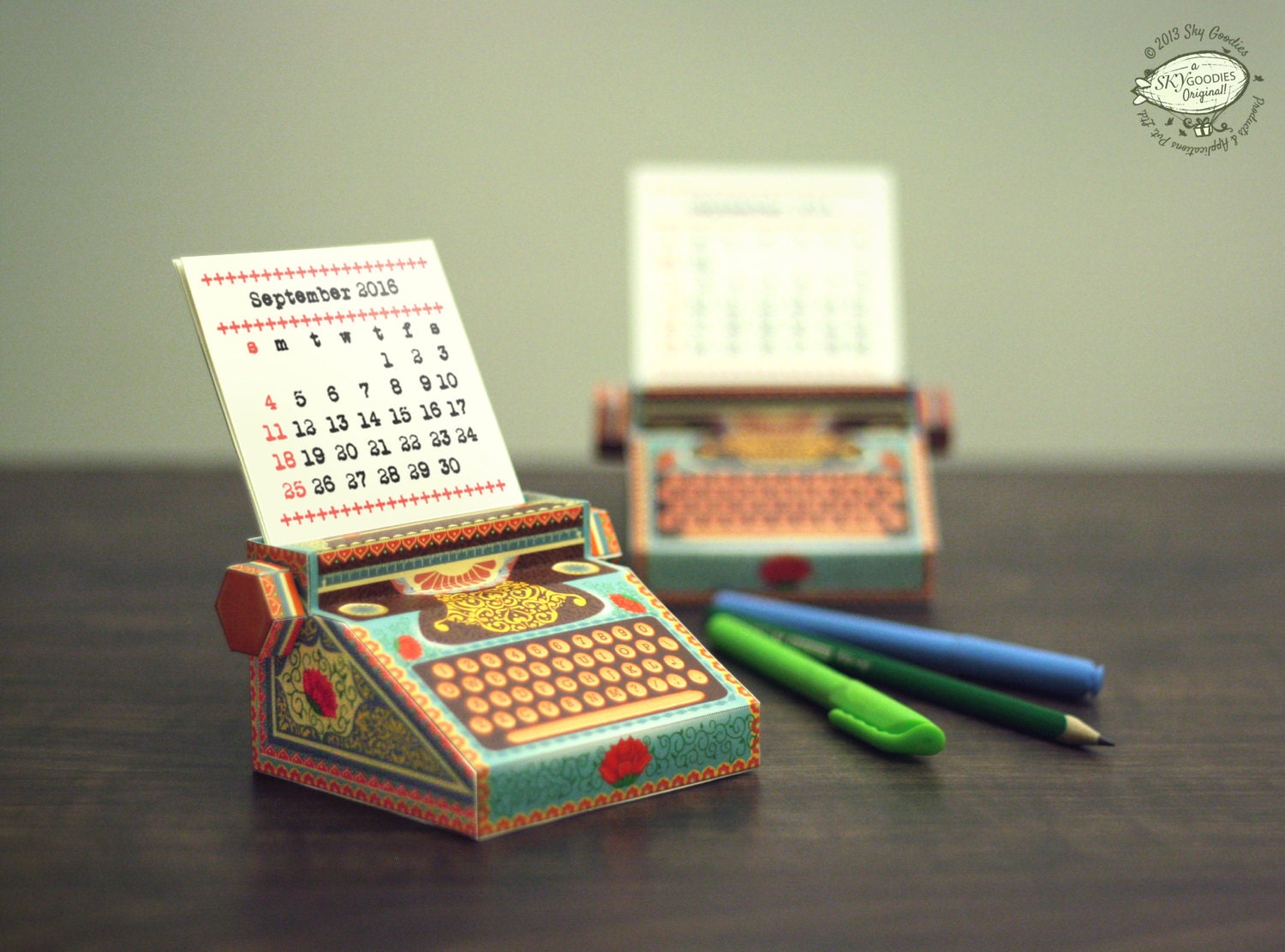 Calendario de escritorio de papel imprimibles DIY por SkyGoodies