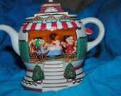 HOLIDAY HIDEAWAY Teapot  Musical Animated House with Mice Christmas Around the World