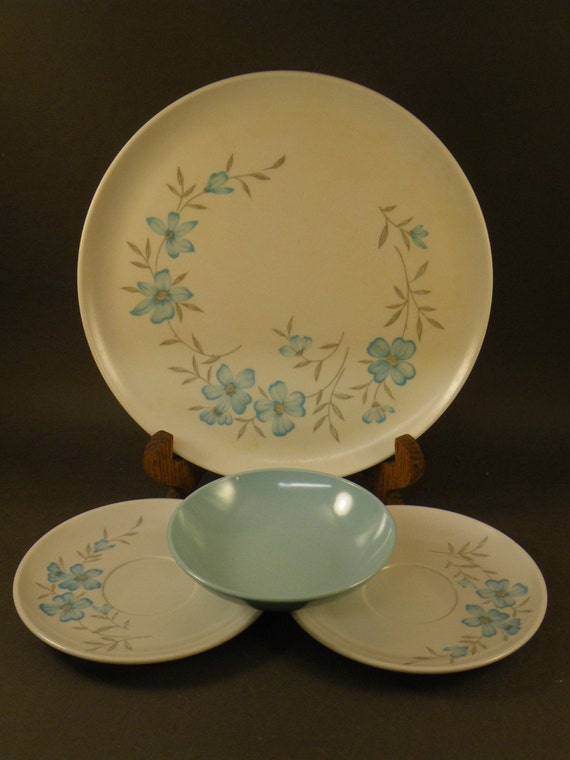Vintage 1960s Windsor Melmac Plate/Saucers/Bowl in Beautiful