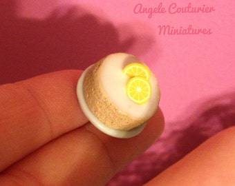 Miniature cake lemon cake icing lemon slices