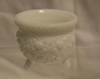 LE Smith Daisy and Button Pattern Milk Glass Footed Cauldron Candle Holder Candy Dish Vintage Item #384