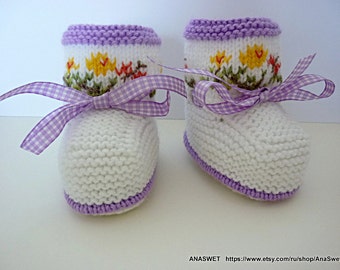Knitted baby booties in white with embroidery and purple ribbon,knitted baby boots,knitted baby shoes.Ready to ship .