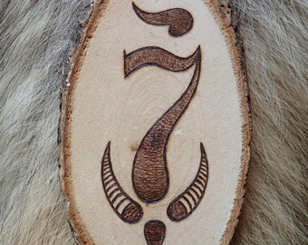 Wood medallion with personalized motif, pyrography, wood burning, decor