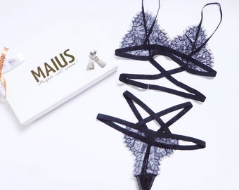 Delicate bondage eyelash lace lingerie set (bra & thong) with double G hooks in black