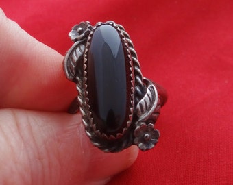 Vintage size 8 STERLING and ME signed ring w onyx, wonderful patina