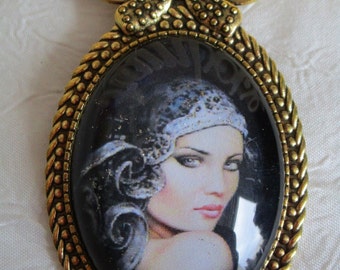 Broche en métal doré "Le Gothique n'empêche pas la beauté"