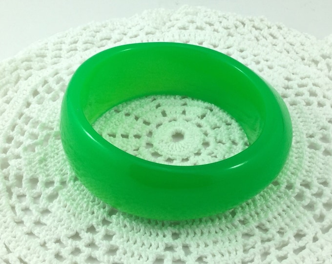 Bold Glowy Chrysoprase Green Plastic Bangle, Green Chunky Vintage Bracelet. Dark Green Plastic Bracelet. Jello Plastic Bracelet.