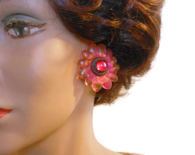 FREE SHIPPING Daisy earrings, colorful mixes of oranges and pinks floral clips molded lucite petals, glass cabochon center bronze rope frame