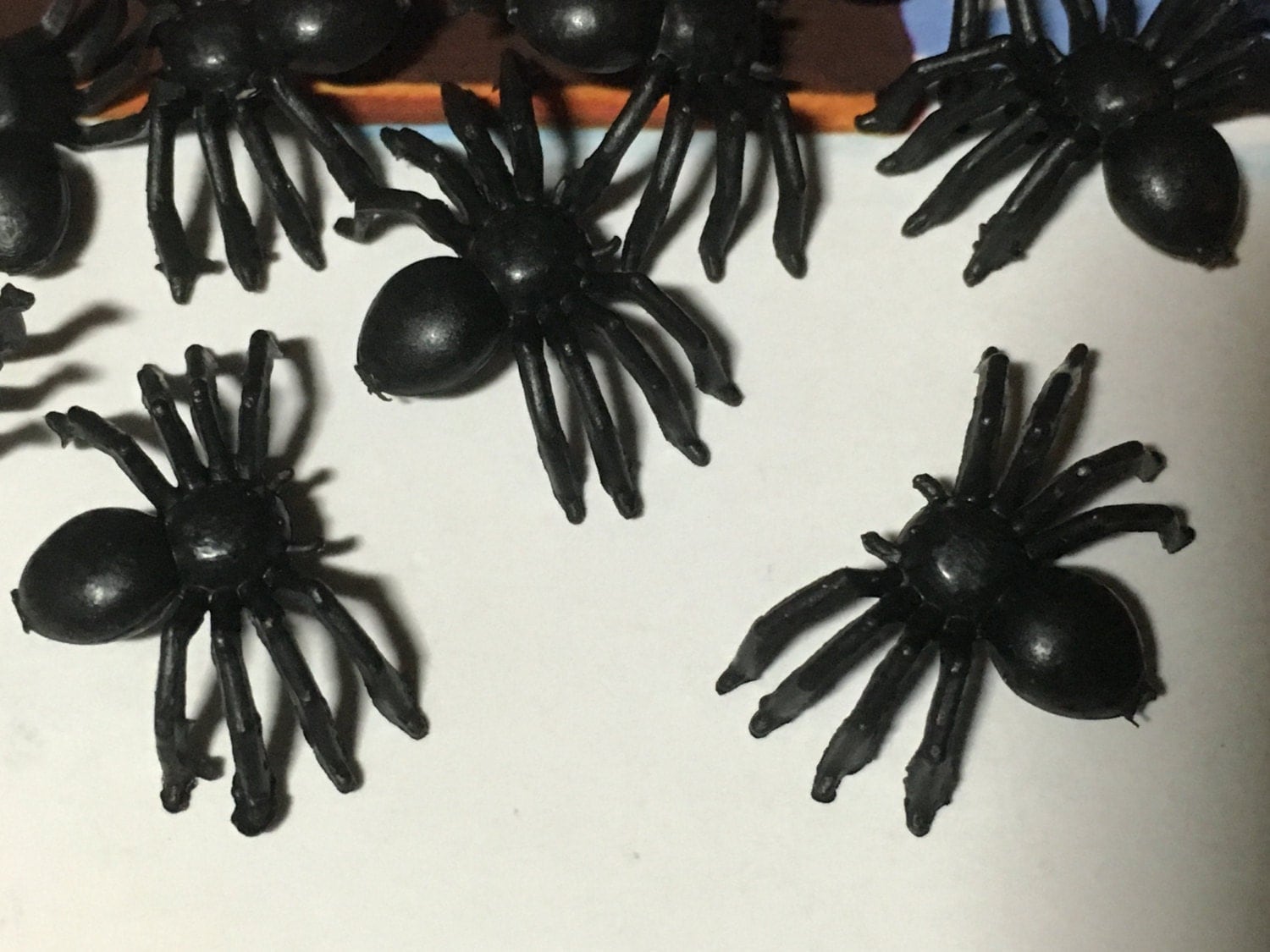 10 small plastic spiders 20 mm HR51