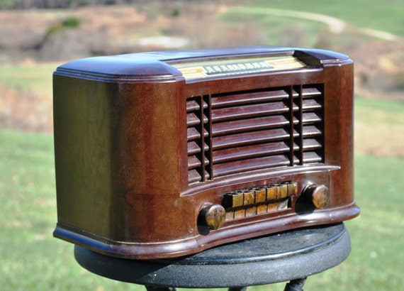 Antique 1947 Truetone AM Radio Model D2815 by RobsAntiqueRadios