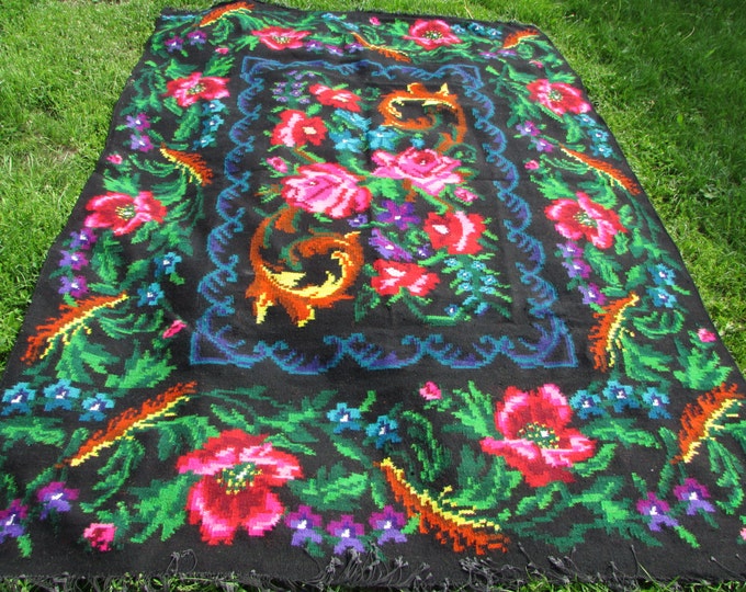 Tapis kilim moldave. Floor Rugs - Vintage handwoven wool rug carpet - Romania Bessarabian Kilim. Vintage Kilim, Handmade , rose kilim rug.