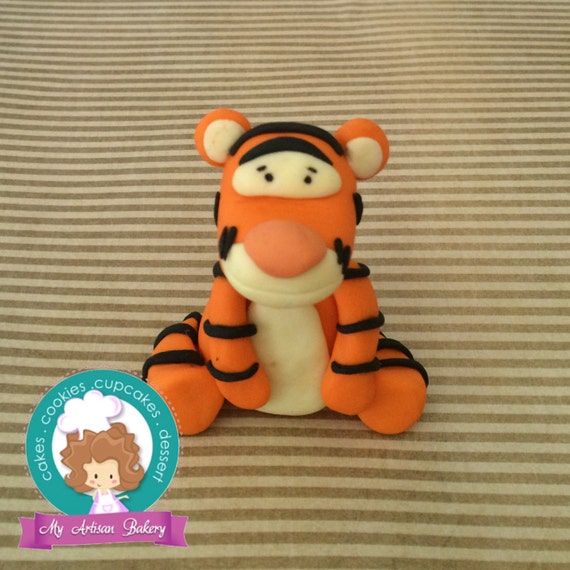 Tigger inspired fondant cake topper