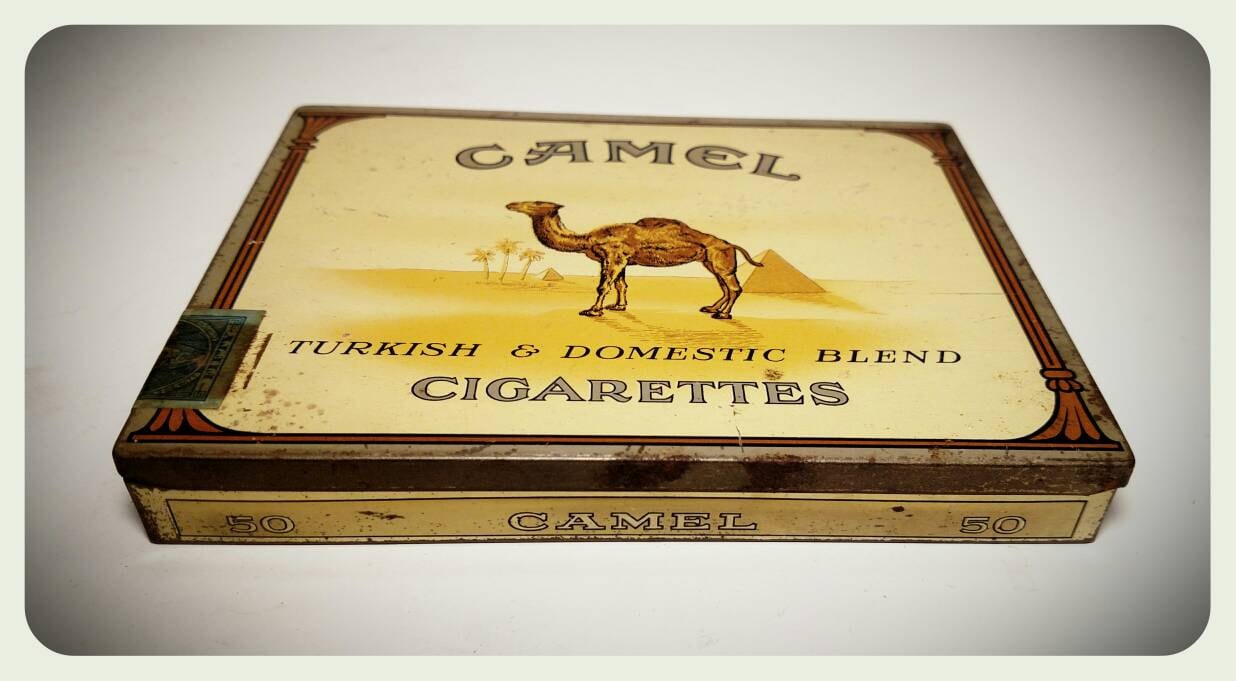 Настоящие сигареты кэмел. Портсигар для сигарет Camel. Портсигар Camel металлический. Винтажные сигареты Camel. Подсигары дл синарет кэмэл.