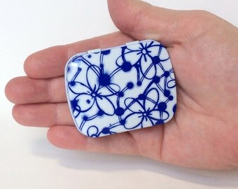 Delft Blue METAL Box, Dutch Look Tin Box with Hinged Lid, Mod Space Age Flowers Floral Design White and Blue Gift Jewelry Box Party Favors