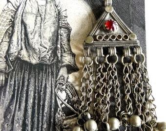 Pendentif ethnique Afghan Kuchi vintage avec perle de verre rouge et grelots, authentique bijou tribal ancien