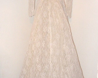Vintage 1950s Lace Wedding dress with removable train... Beautiful !!