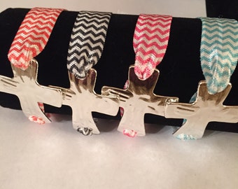 Chevron elastic bracelet with pewtwer cross