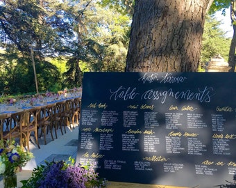Plan de table personnalisé et fait main • Handmade and personalized seating chart on painted wood