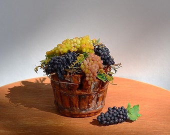 Dollhouse miniature food, realistic food, realistic miniatures, miniature grapes, scale one inch, scale 1:12, miniature food, grapes.