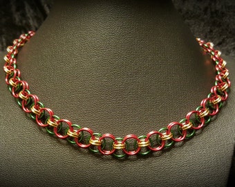 Byzantie Chainmaille Necklace Olive/Gold by LotsofLinksCreations