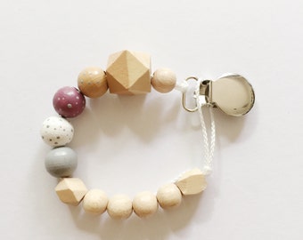 Dots > hand-painted Soother chain with geometric wooden beads - natural sounds