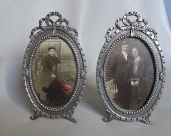 Two vintage tin standing portait/photo frames- 1950 - Signed Geering - Twee vintage tinnen staande portret/fotolijsten