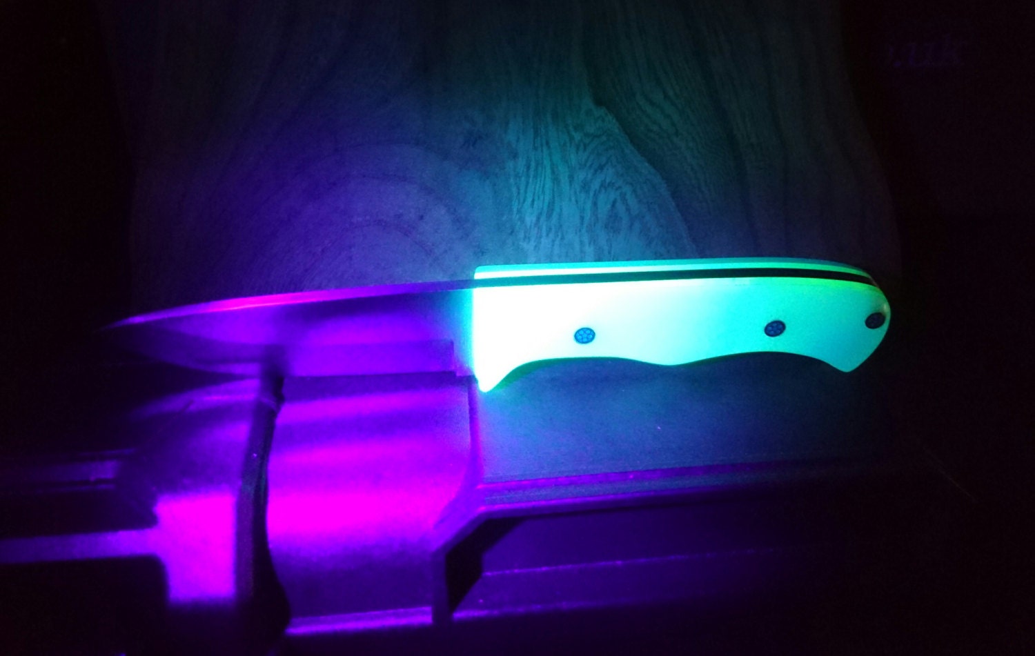 Bushcraft camp knife glow in the dark