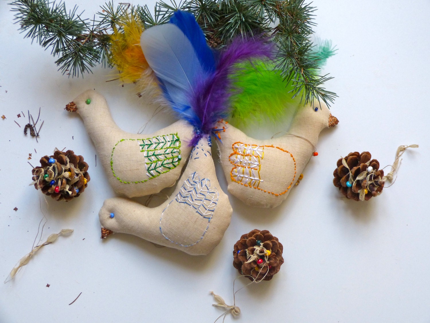 Kit of three linen birds embroidered with tail in feathers