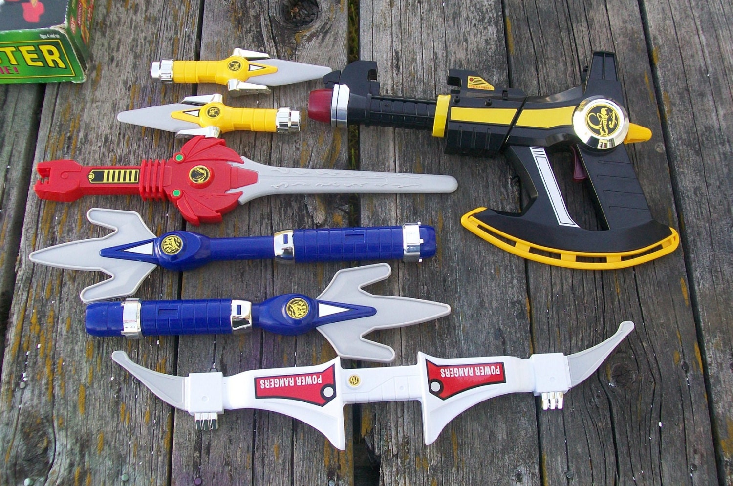 mighty-morphin-power-rangers-weapons-toys