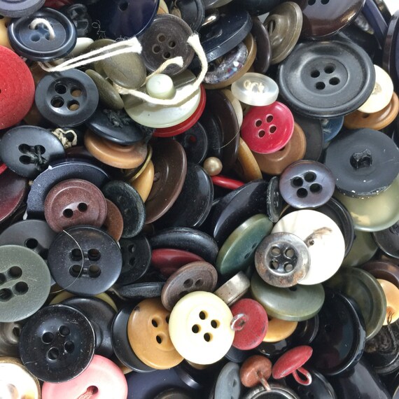 BUTTON LOT. wholesale buttons. vintage buttons. old buttons.