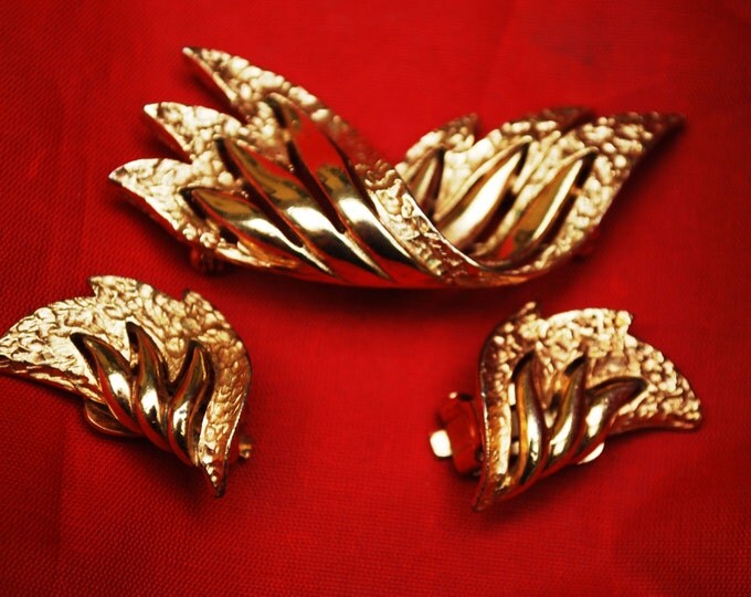 Kramer Brooch and earring set Mid century gold winged wave design pin