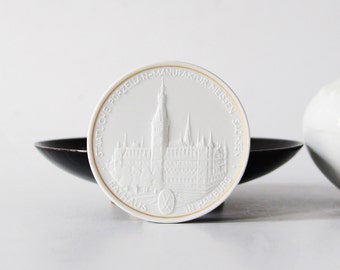 Meissen porcelain chip, Meissen Hamburg thaler, Hamburg Rathaus, German china coin