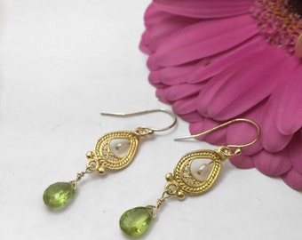 La vie est belle! Chandelier Peridot Earrings
