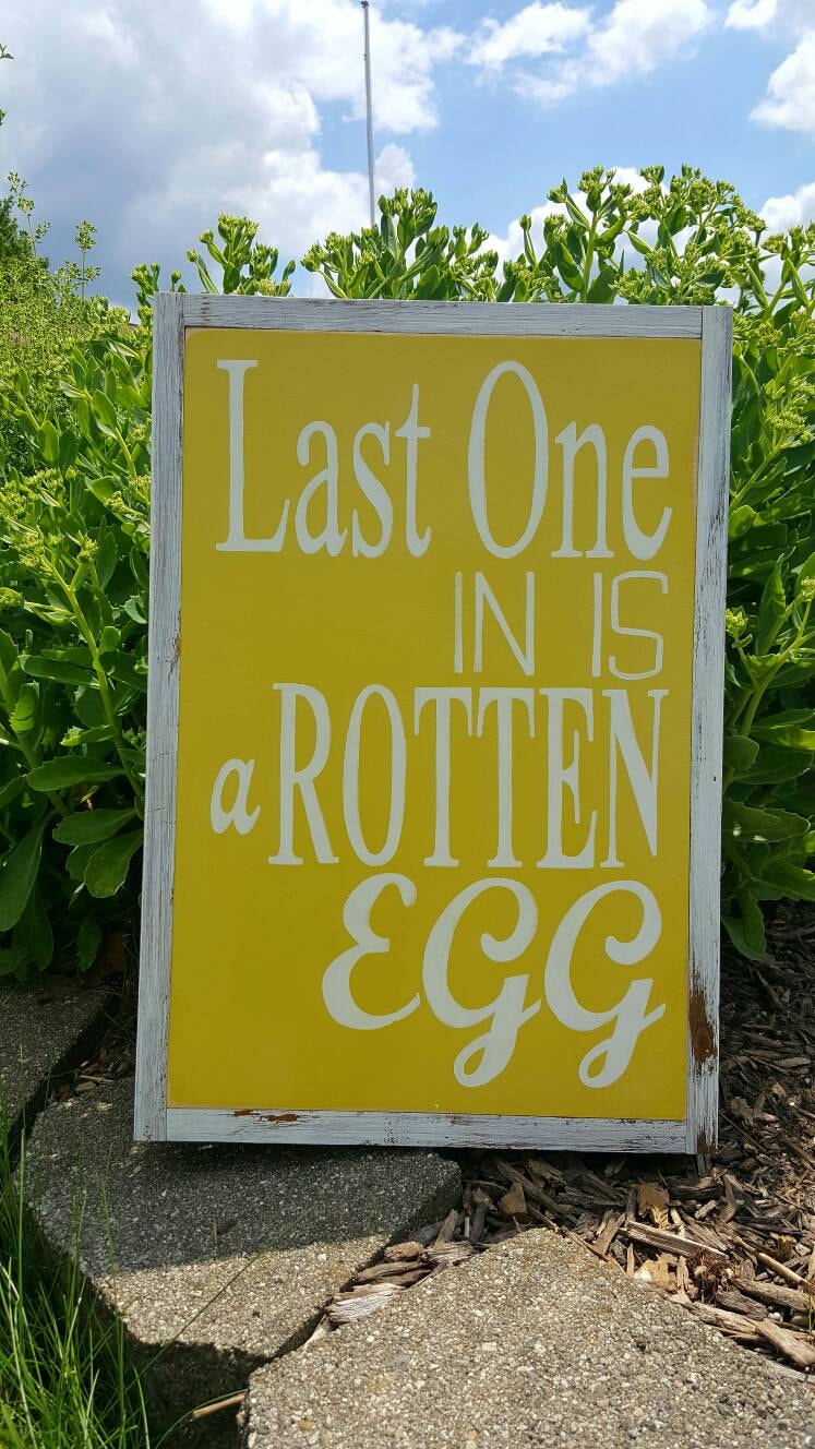 last-one-in-is-a-rotten-egg-farm-fresh-eggs-metal-tin-sign-8x12inch