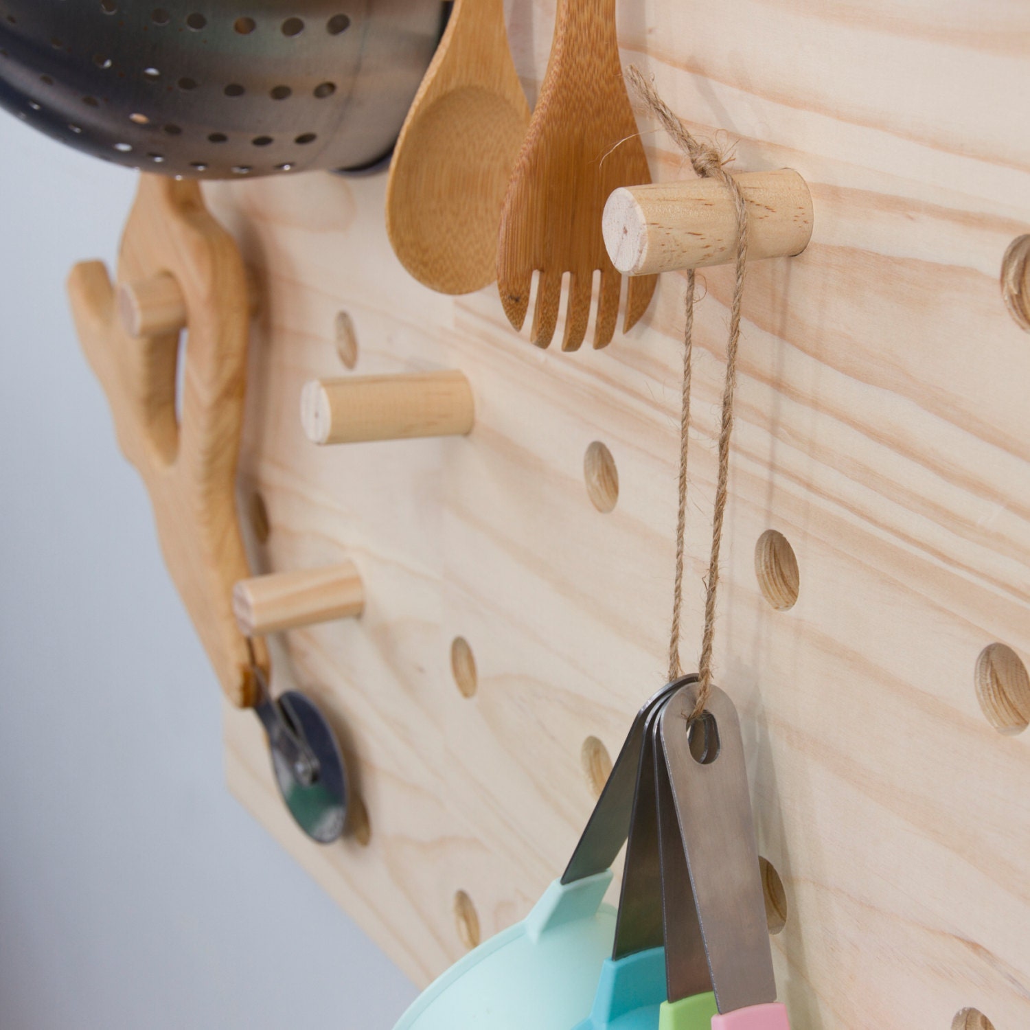 ecofriendly-solid-pine-peg-board-wooden-peg-board-with-large