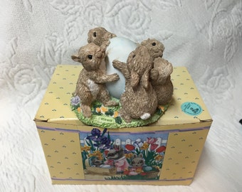 United Designs, Egg Roll, Easter Bunny Family, Easter Egg Roll Figurine, Bunny Figurine, SEC036, Designed by Donna Kennicutt, Easter Bunnies