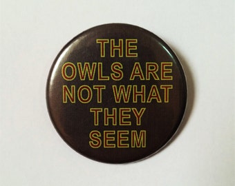 Twin Peaks Button Pin Badge ∙The Owls Are Not What They Seem Quote Pin Badge ∙ TV Quote Pin Badge ∙ Cute Fridge Magnet ∙ TV Fridge Magnet
